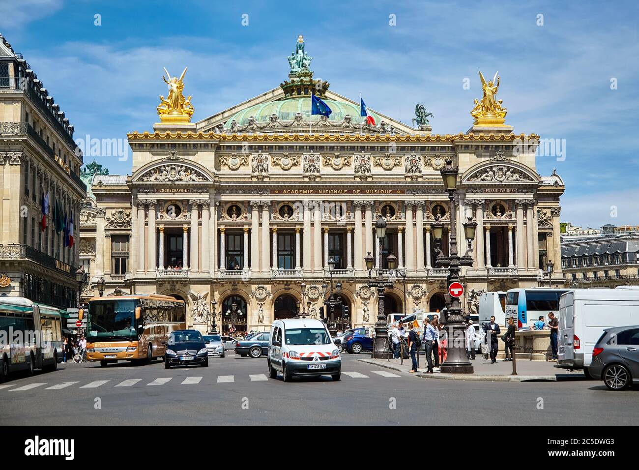 Paris, Frankreich - 29. Juni 2015: Palais oder Opera Garnier & die Nationale Musikakademie (Grand Opéra). Autos und Fußgänger auf dem Platz vor dem t Stockfoto