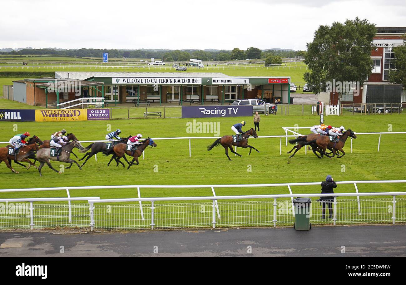 Laufer Und Reiter In Der Watch On Racing Tv Handicap Auf Catterick Bridge Racecourse Stockfotografie Alamy