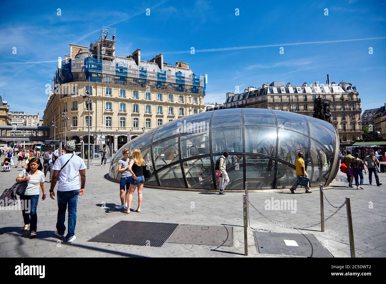 Paris, Frankreich - 29. Juni 2015: Cour de Rome. Moderner Glaseingang zur Metrostation Saint-Lazare Stockfoto