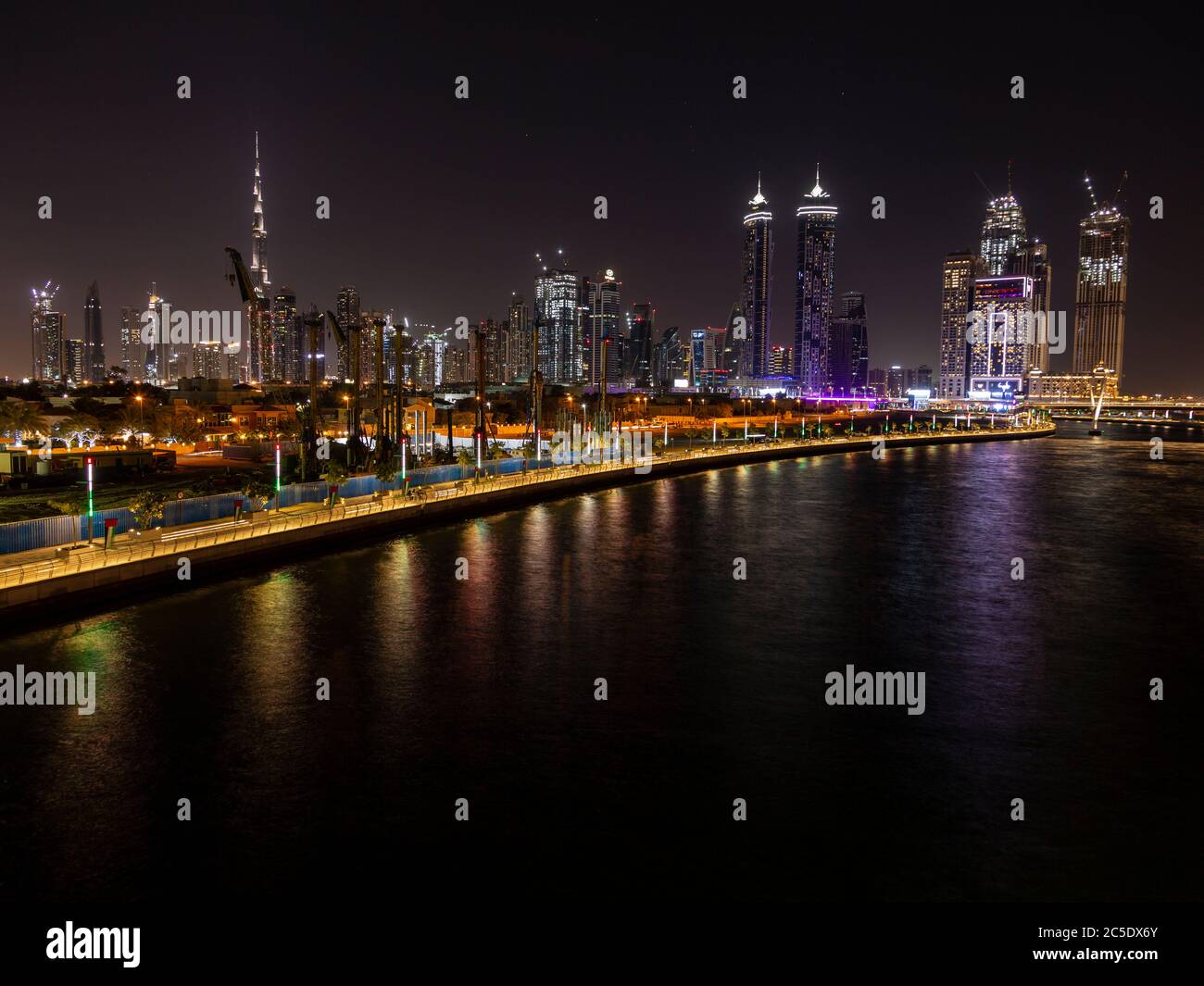 Skyline von Dubai bei Nacht Stockfoto