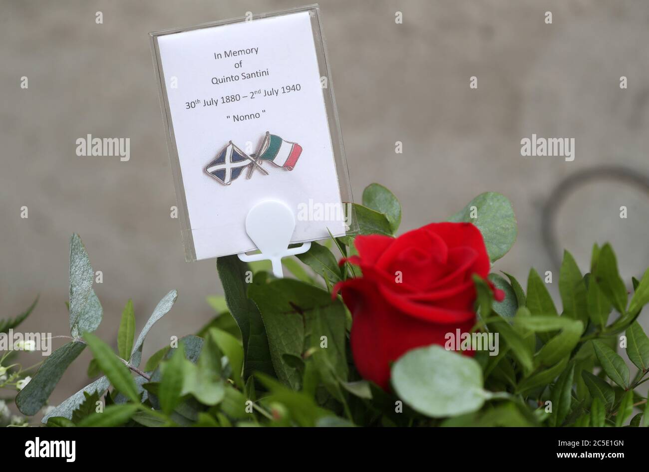 Blumen sind am Gedenkstein im italienischen Garten in der St. Andrew's Cathedral, Glasgow nach einer Messe zum 80. Todestag von rund 100 Schotten-Italienern im Zweiten Weltkrieg beim Untergang des Arandora-Sterns, Ein umgebauter Liner, der für den Transport von Internierten und Kriegsgefangenen nach Kanada verwendet wurde, als er von einem Torpedo eines U-Bootes vor der irischen Küste versenkt wurde. Stockfoto