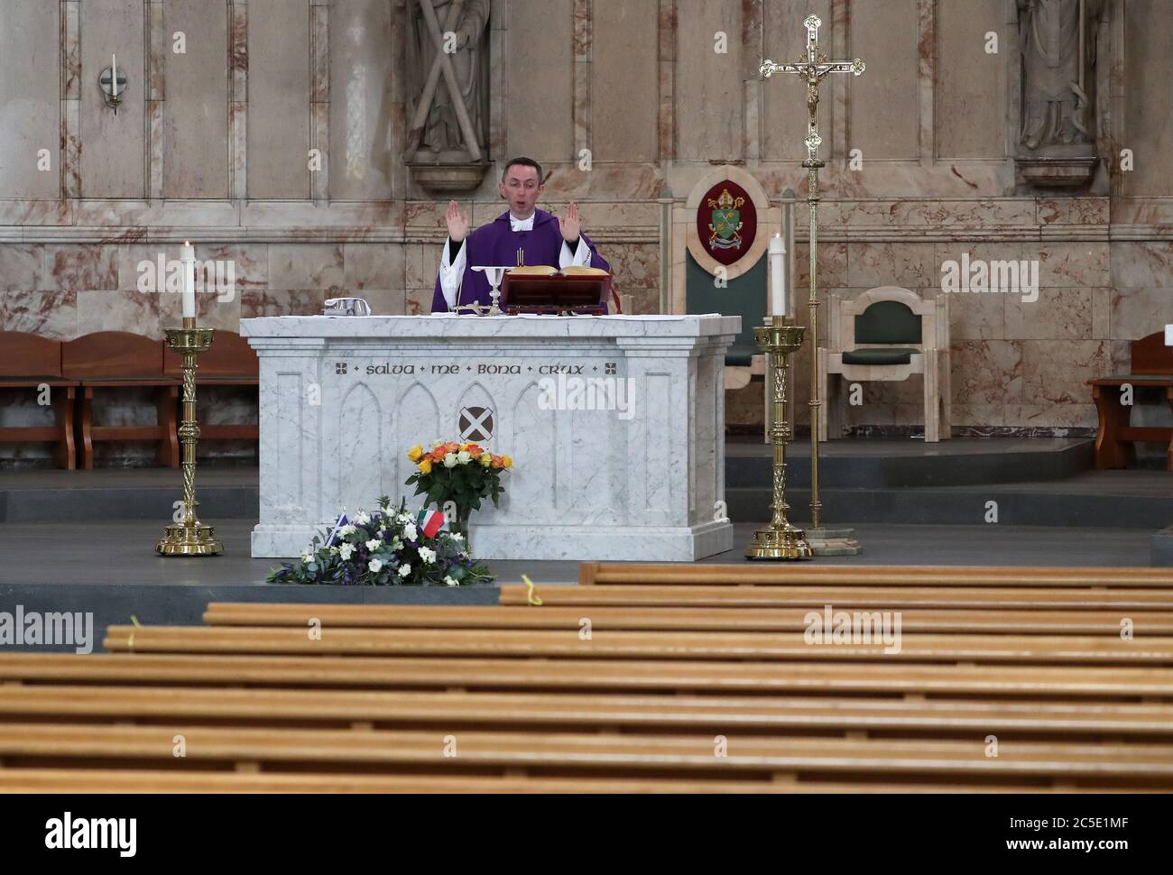 Cannon Gerald Sharkay in der St Andrew's Cathedral, Glasgow während einer Messe, die aufgrund sozialer Distanzierungsmaßnahmen online gestreamt wurde, jährt sich zum 80. Mal der Tod von rund 100 Schotten-Italienern im Zweiten Weltkrieg zum Untergang des Arandora-Sterns, Ein umgebauter Liner, der für den Transport von Internierten und Kriegsgefangenen nach Kanada verwendet wurde, als er von einem Torpedo eines U-Bootes vor der irischen Küste versenkt wurde. Stockfoto
