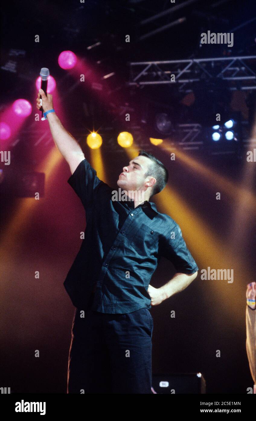 Robbie Williams beim Glastonbury Festival 1998, Worthy Farm Somerset, England, Großbritannien. Stockfoto