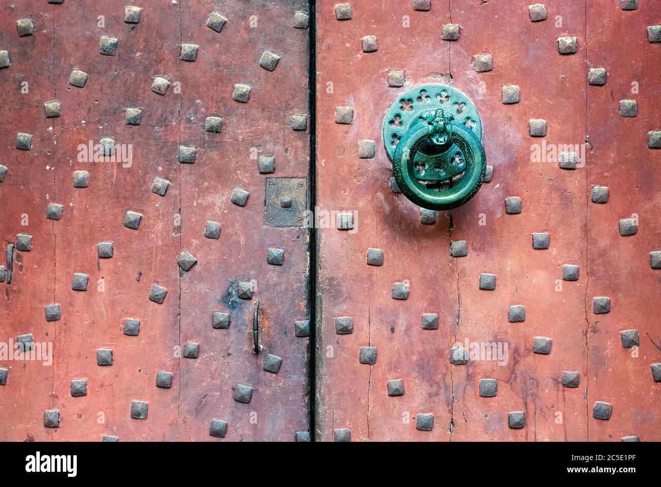 Alte Kirche Tür Griff Detail aufgenommen Stockfoto