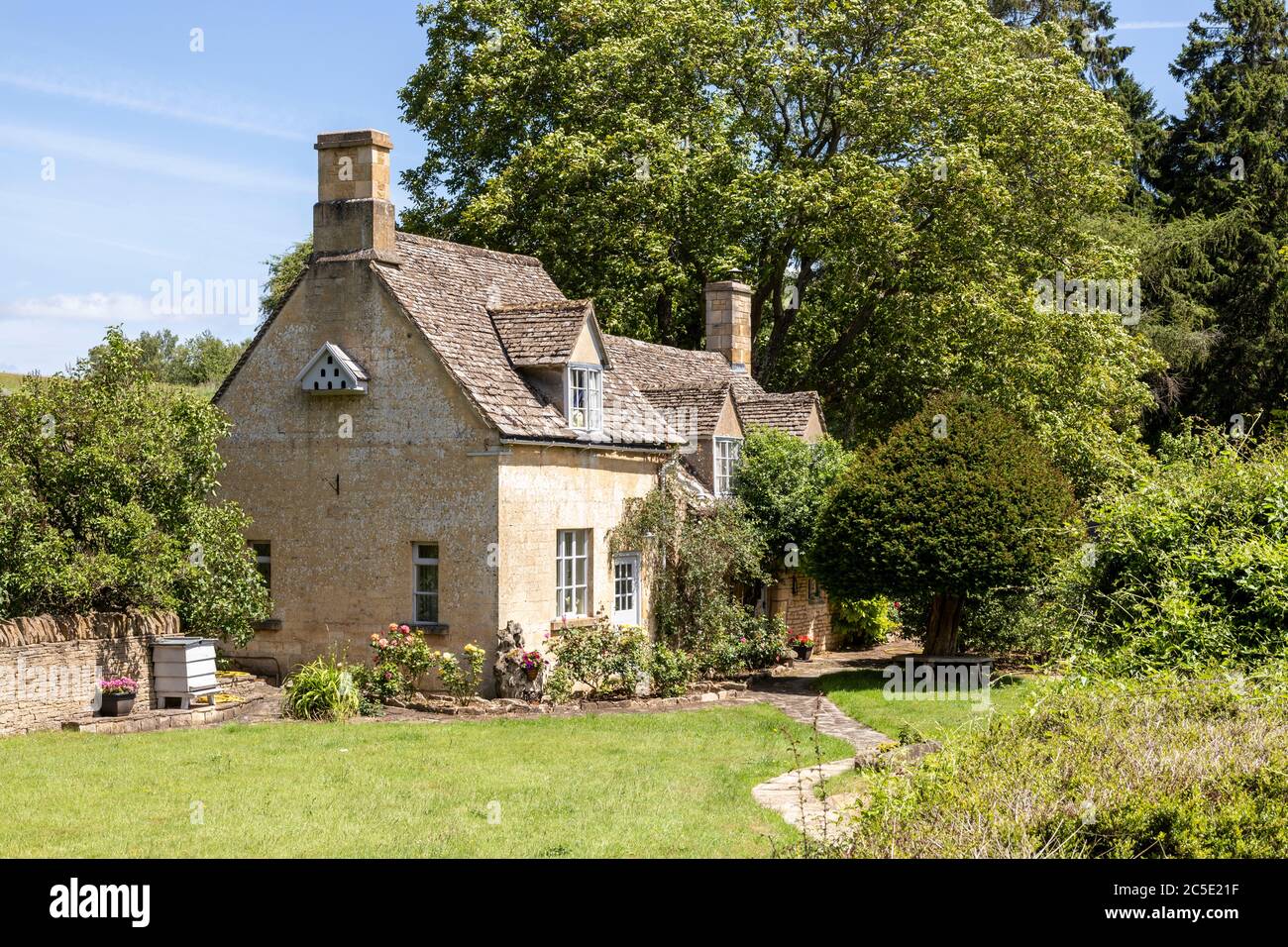 Ein typisches kleines Steinhaus neben dem Winchcombe Way auf den Cotswold Hills in der Nähe des Weilers Farmcote, Gloucestershire UK Stockfoto
