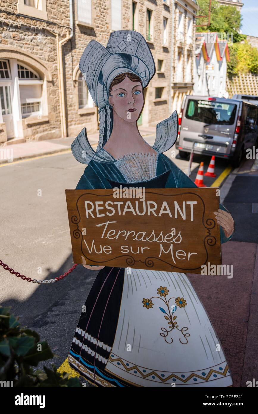 Schild des Restaurants in der Straße, Dinard, Bretagne, Frankreich Stockfoto