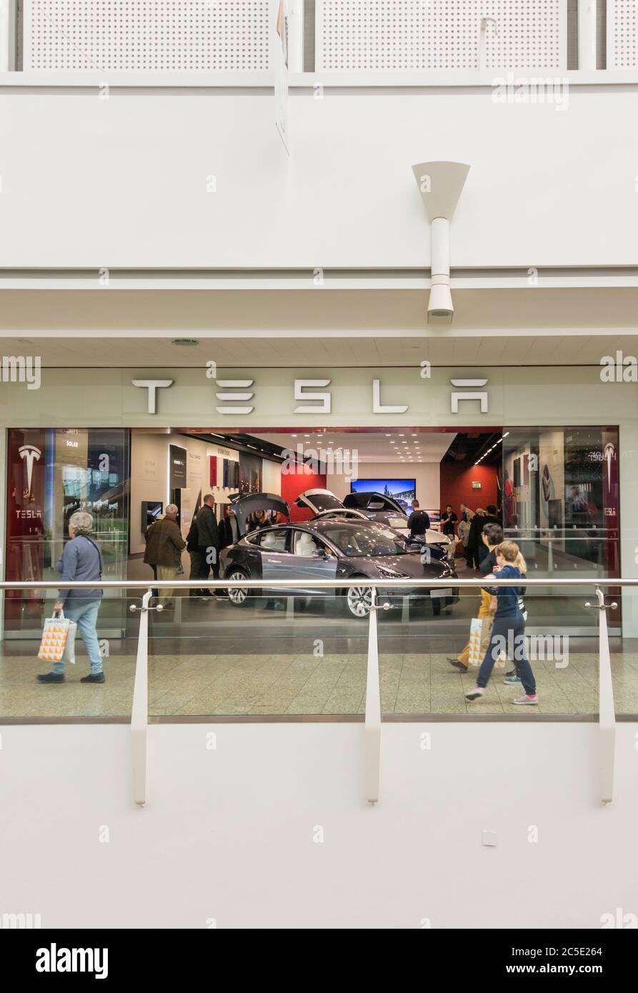 Tesla's Automotive Company Showroom an der Mall Cribbs Causeway, Bristol, Großbritannien Stockfoto