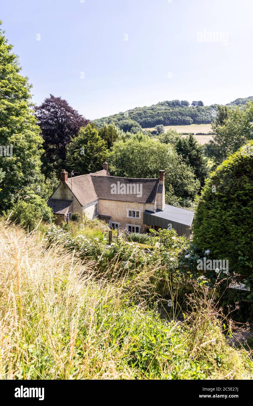 'Rosebank' (mit einer modernen Erweiterung) im Cotswold-Dorf Slad, Gloucestershire, Großbritannien - das Elternhaus von Laurie Lee, Autor von 'Cider with Ros Stockfoto