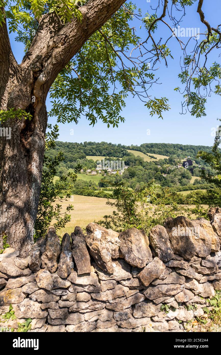 Das Cotswold Dorf Slad, Gloucestershire UK vom Swifts Hill aus gesehen Stockfoto