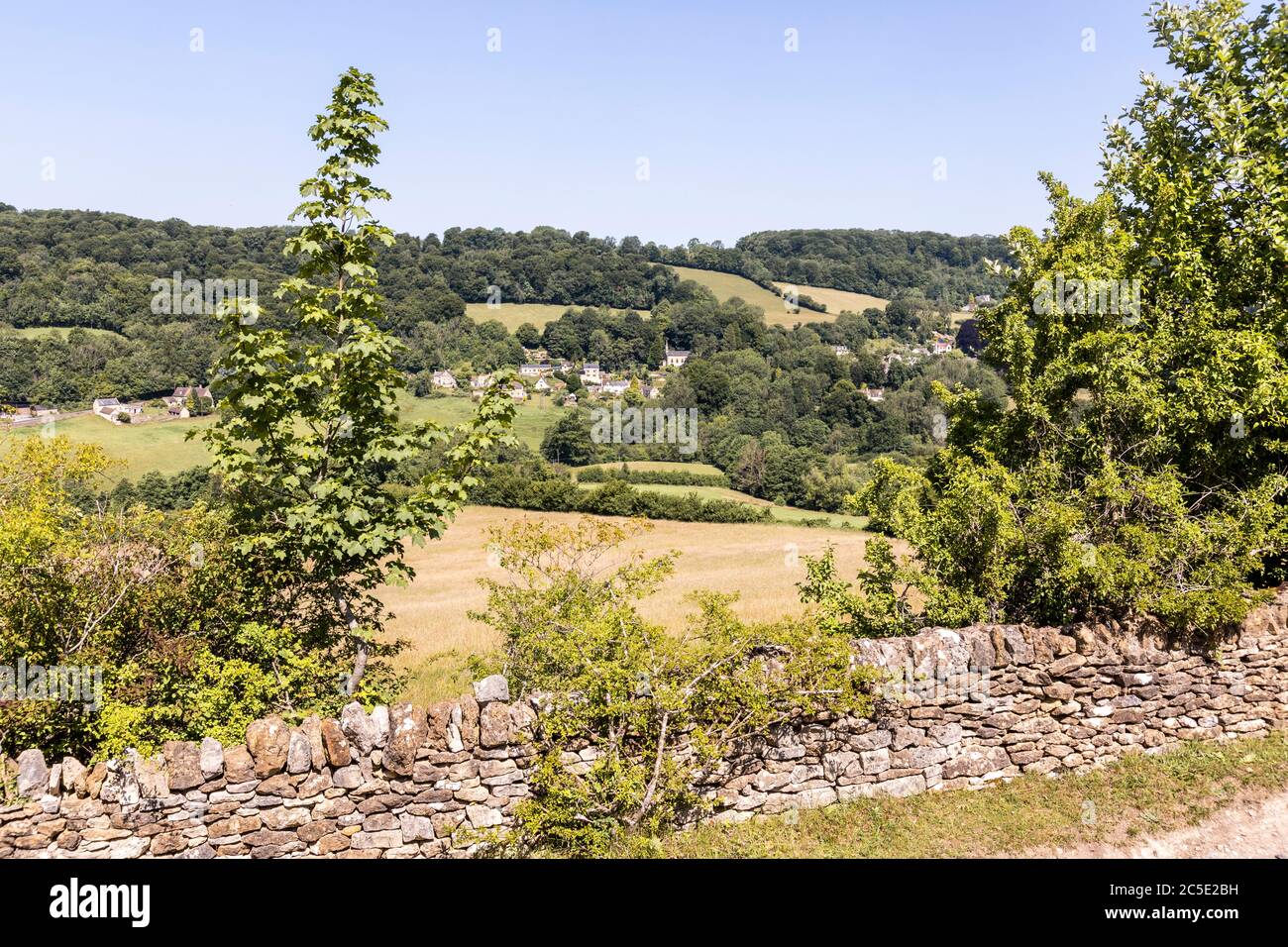 Das Cotswold Dorf Slad, Gloucestershire UK vom Swifts Hill aus gesehen Stockfoto