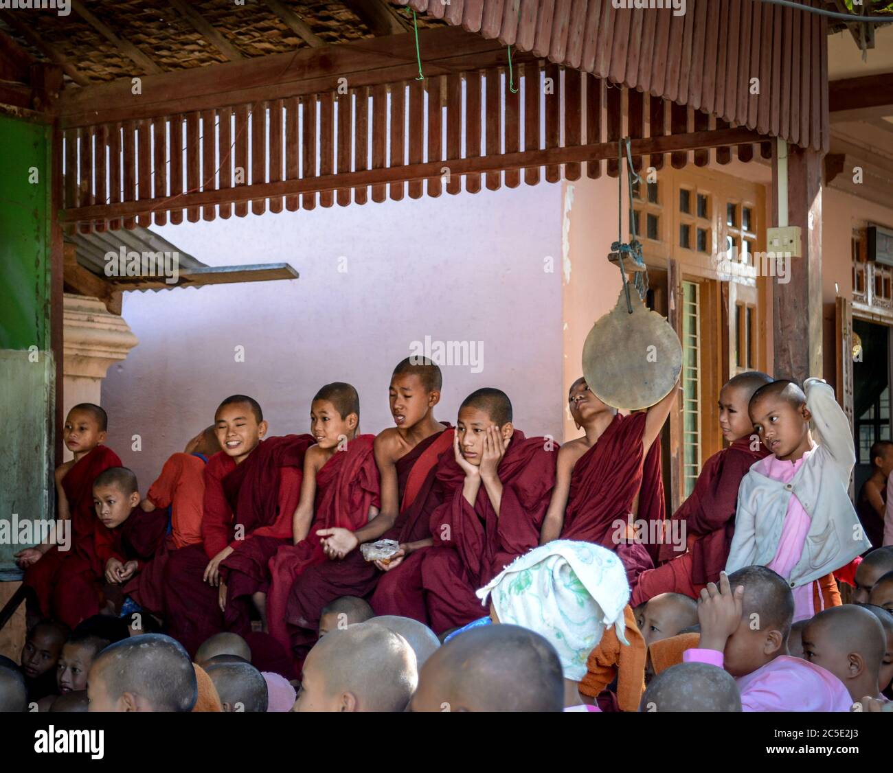 Amarapura, Mandalay, Myanmar - Junge Mönche sehen sich den Film im buddhistischen Kloster an. Amarapura, eine ehemalige Hauptstadt von Myanmar. Stockfoto