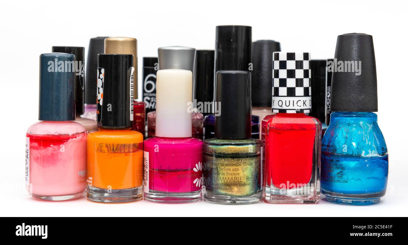 Eine Auswahl an Nagellack-Flaschen auf weißem Hintergrund Stockfoto