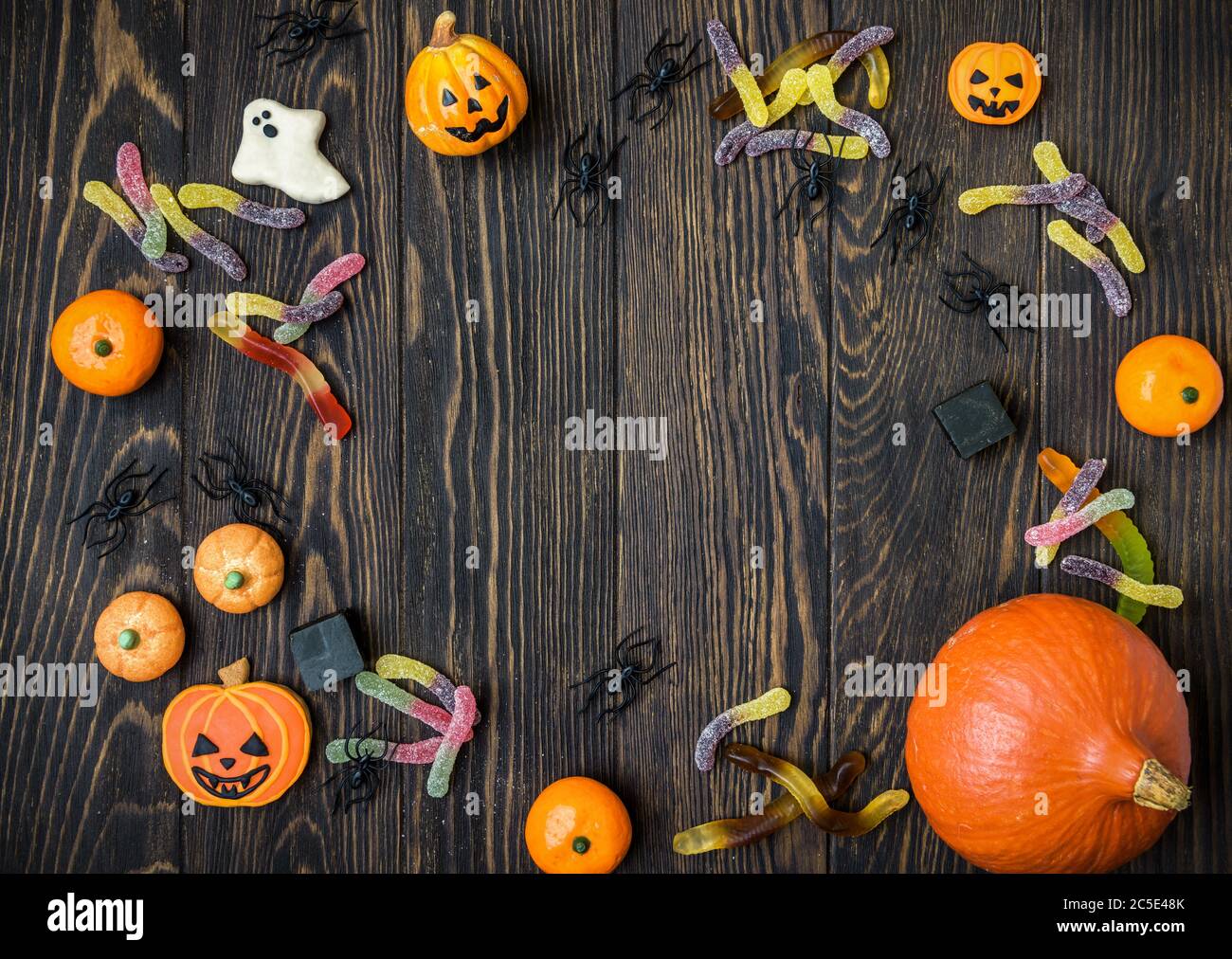 Halloween Urlaub Hintergrund mit Kürbis, Süßigkeiten und Cookies. Blick von oben. Stockfoto