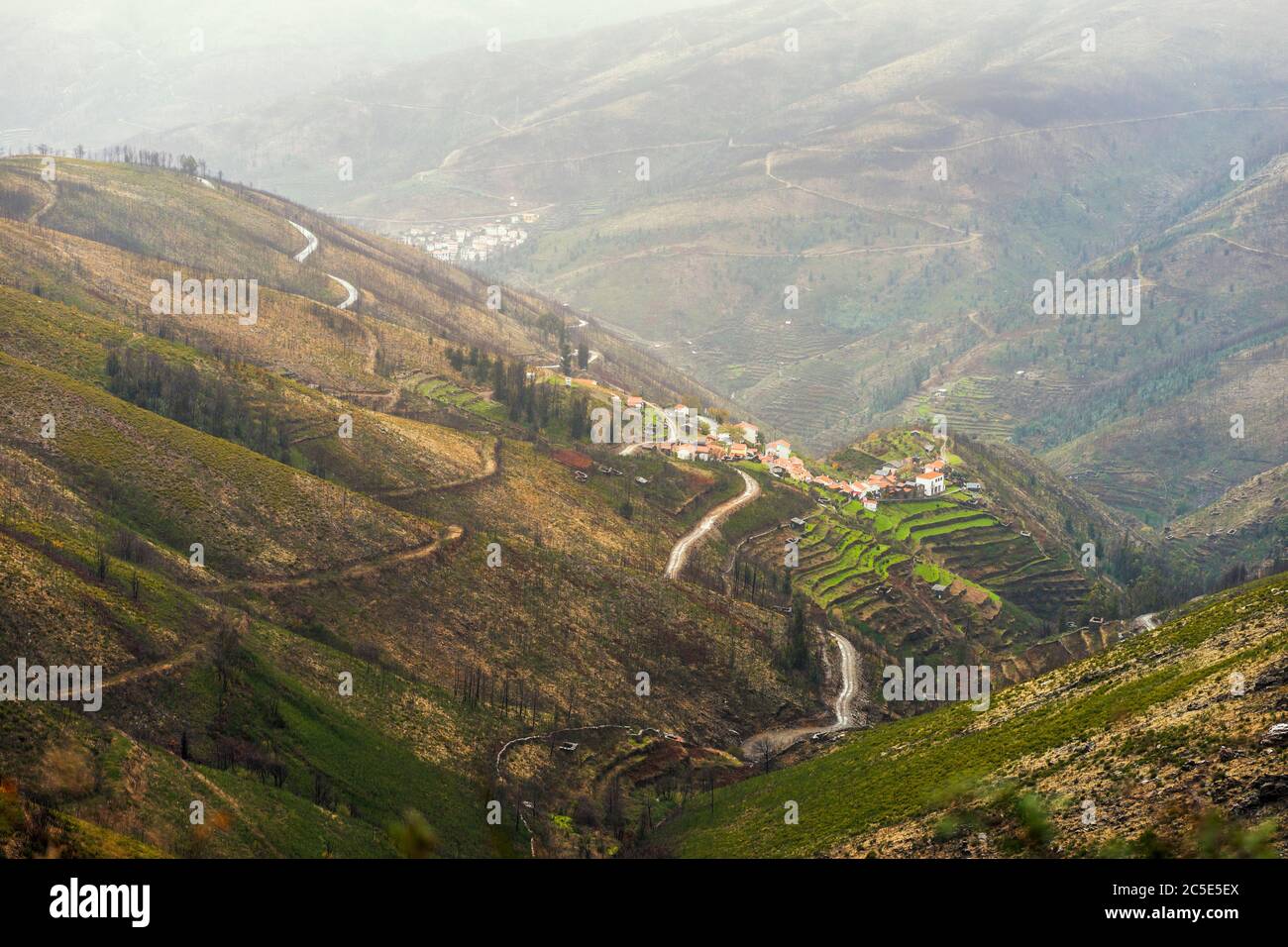 Traditionelles portugiesisches Dorf am Hang der Serra da Estrela Berge, Portugal Stockfoto