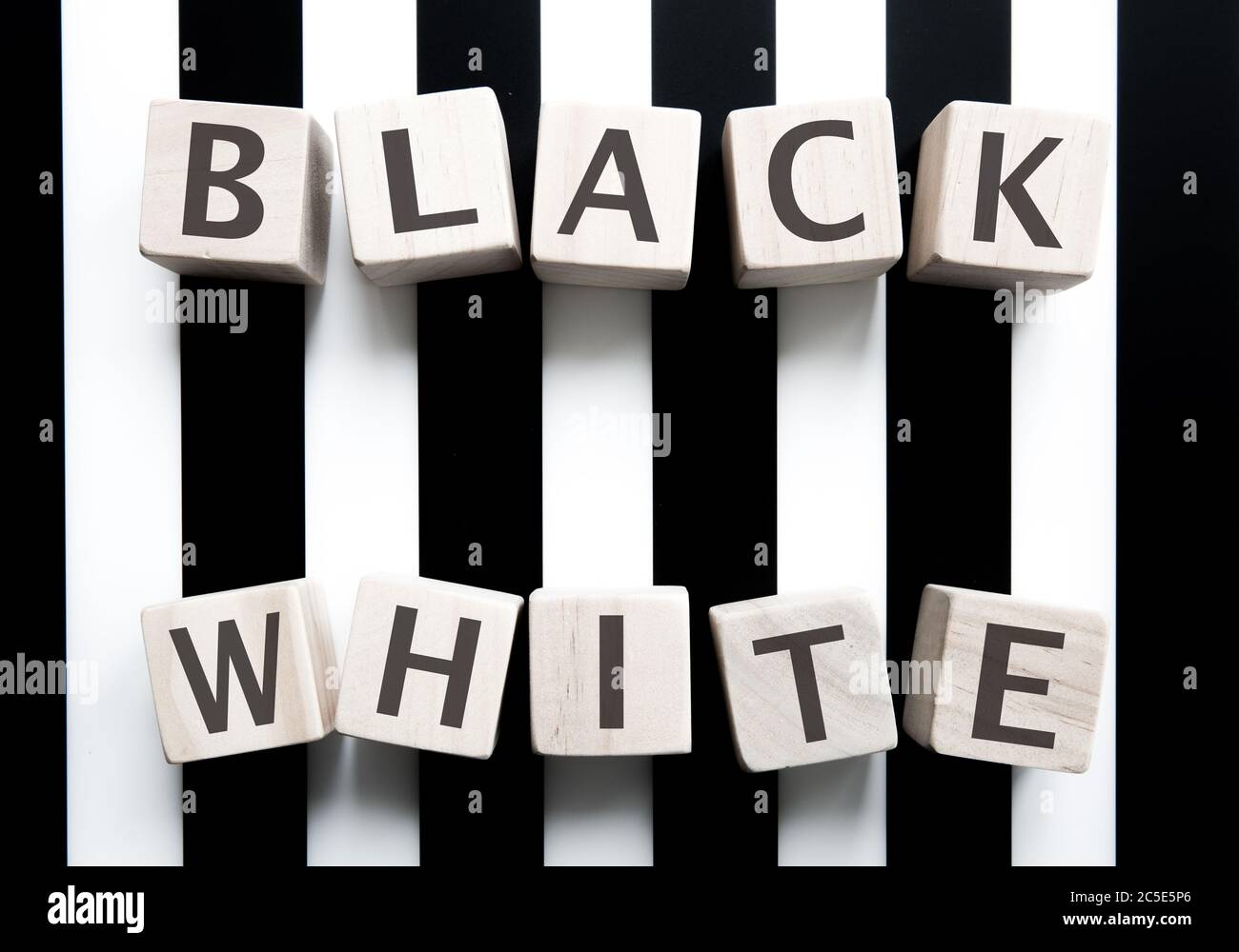 Ein Rennkonzept von schwarzen und weißen Menschen zusammen Seite an Seite und ohne Vorurteile leben Stockfoto