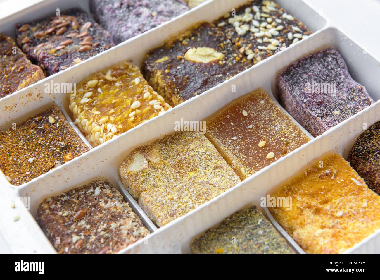 Arabische Süßigkeiten in der Verpackung. Mittelöstliche Dessertspeise aus natürlichen Früchten. Verschiedene türkische Süßigkeiten. Set von orientalischen Öko Süßigkeiten. Stockfoto