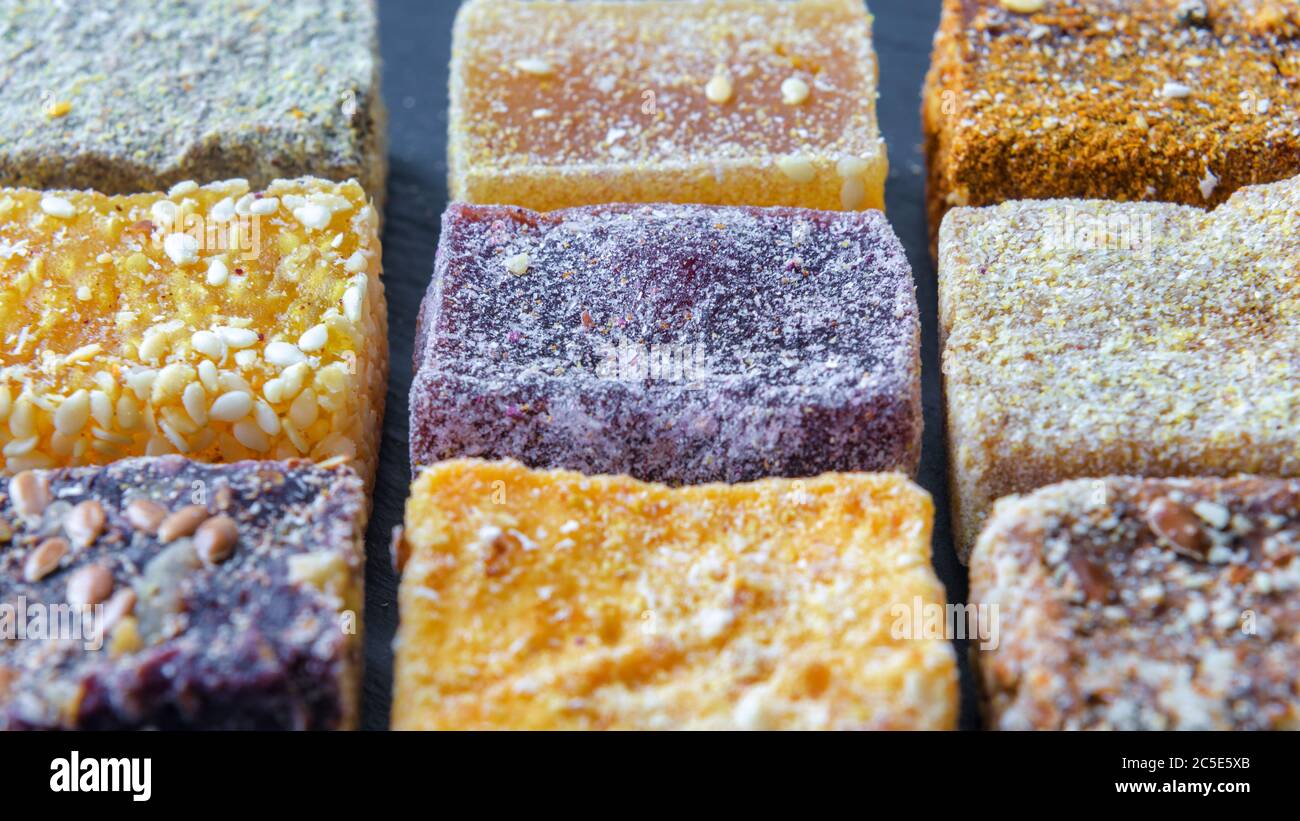 Arabische Süßigkeiten Hintergrund. Verschiedene türkische Süßigkeiten. Mittelöstliche Dessertspeise aus natürlichen Früchten. Set von orientalischen Öko Süßigkeiten Nahaufnahme. Stockfoto