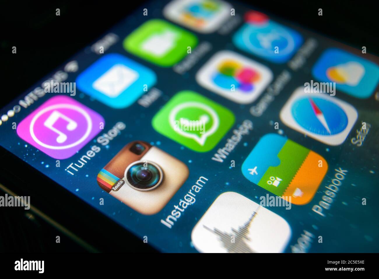 Moskau - 11. März 2019: Instagram-Logo auf dem iPhone-Bildschirm Nahaufnahme. Anwendung Symbol von Instagram Social Media auf Smartphone, Makroansicht. Instagram und Stockfoto