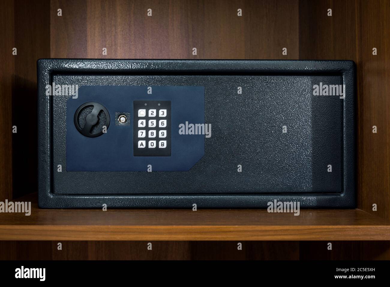 Safe im Hotelzimmer Stockfoto