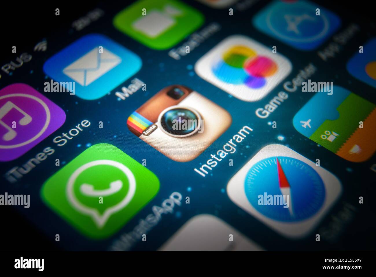 Moskau - 11. März 2019: Instagram-Logo auf dem iPhone-Bildschirm Nahaufnahme. Anwendung Symbol von Instagram Social Media auf Smartphone, Makroansicht. Instagram und Stockfoto