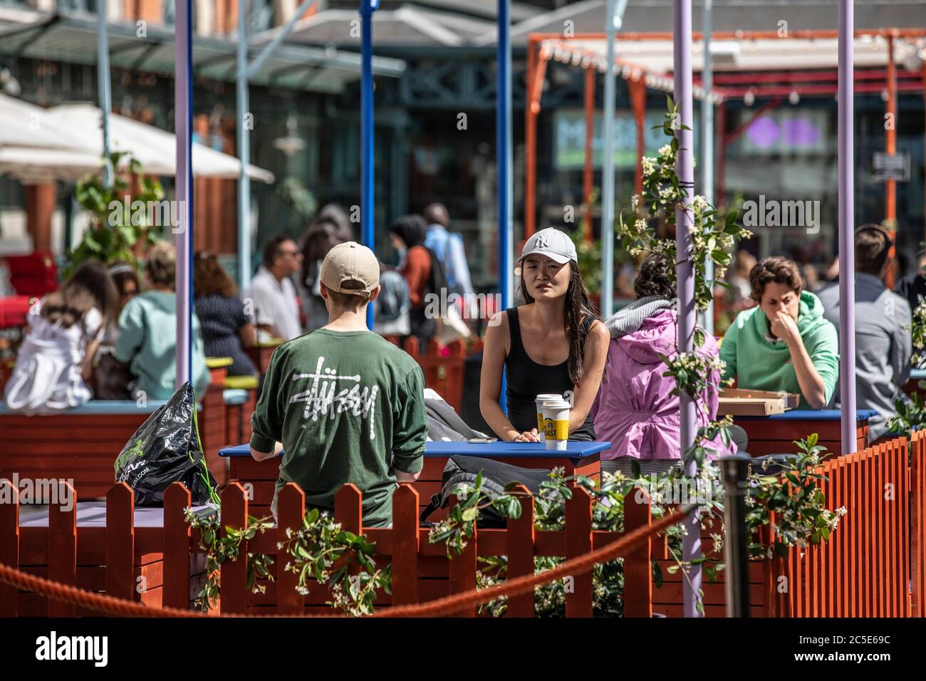 Covent Garden, London, Großbritannien, 2. Juli 2020. Trinker sitzen auf der piazza in Covent Garden, während sie sich auf den Super-Samstag vor der Coronavirus-Sperre vorbereiten entspannt und Restaurants und Bars geöffnet an diesem Wochenende in London, UK 02.Juli 2020 Covent Garden, London, UK Credit: Clickpics/Alamy Live News Stockfoto