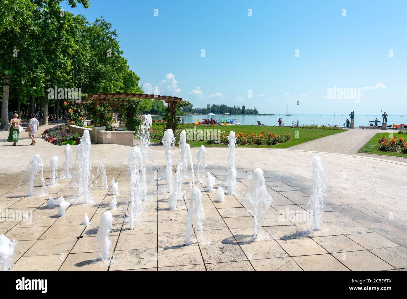 Park am Plattensee in Balatonfüred, Ungarn mit einem Brunnen. Stockfoto