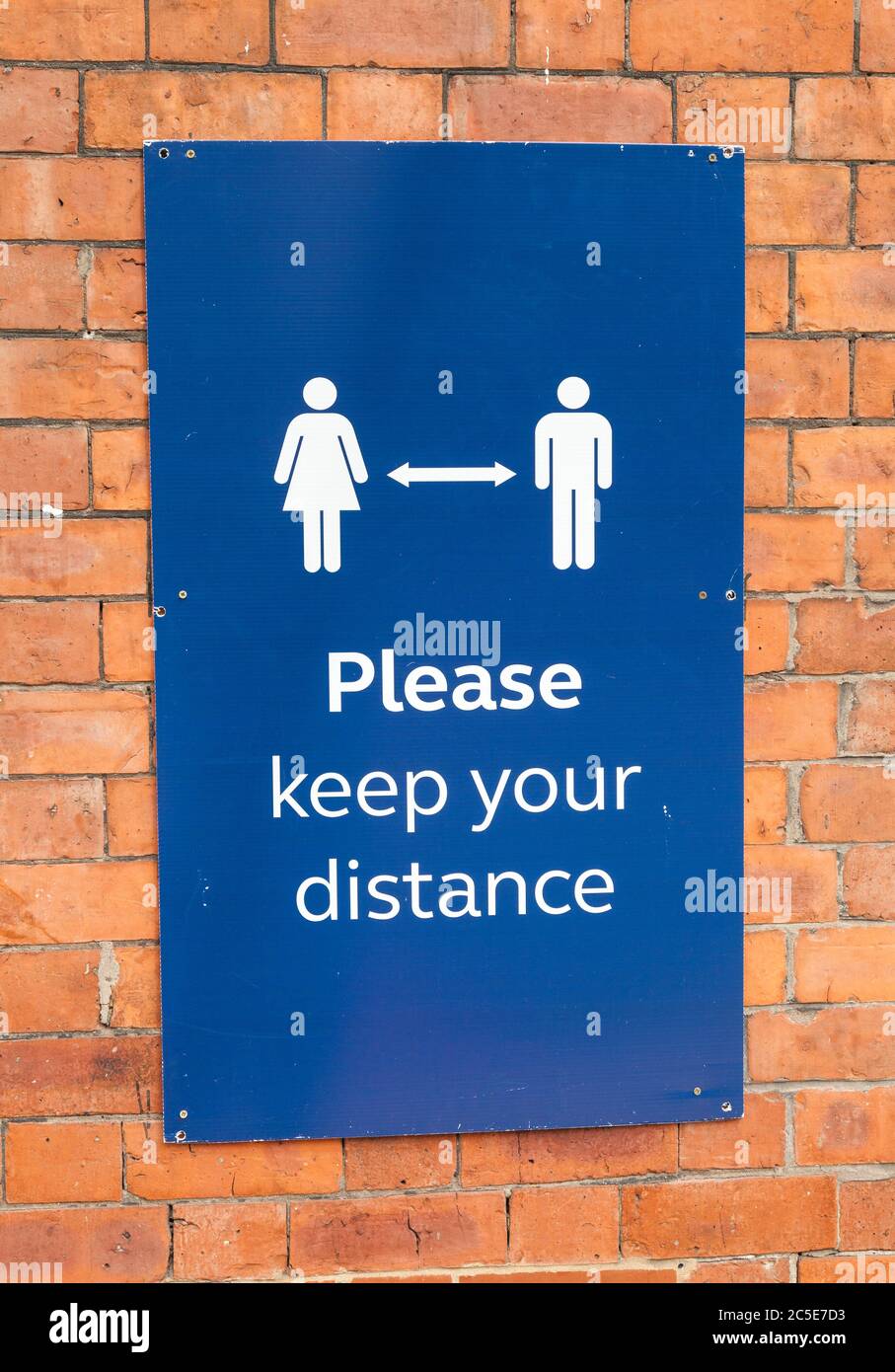 Covid 19 Pandemiezeichen am Bahnhof in Hartlepool, England, Großbritannien. Bitte halten Sie Abstand. Stockfoto