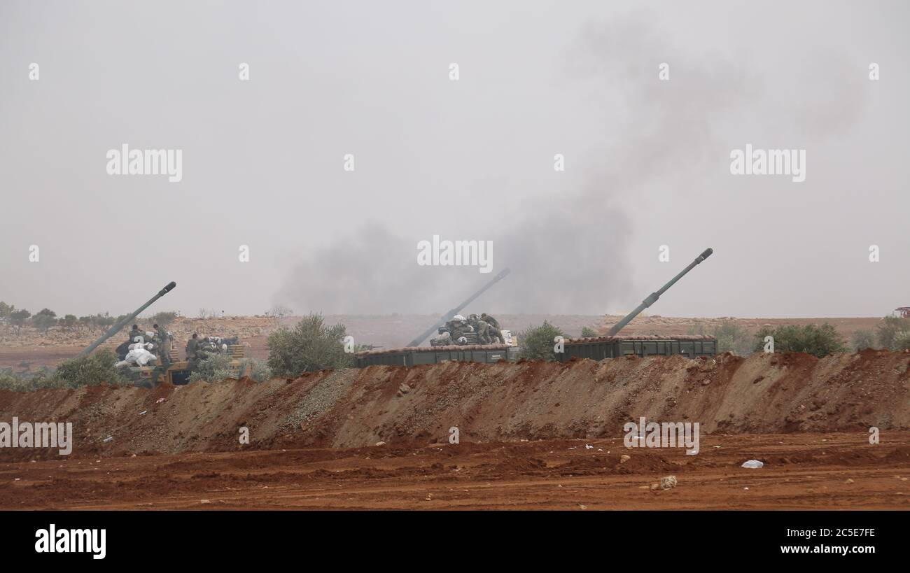 Türkischer Panzer beim Gehen, Soldat schaut vom Panzerturm die Straße hinunter Stockfoto