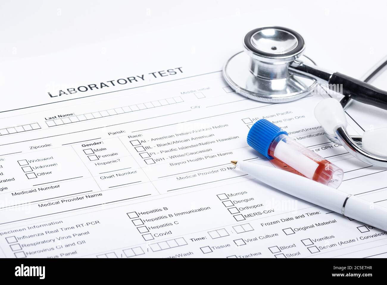 Leere Form zum Füllen von Blutprobe, Maske, Stift und Stetoskop Stockfoto