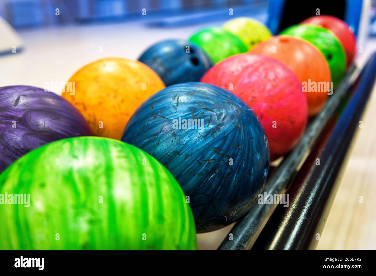 Bunte Bowling-Kugeln in der Rücklaufmaschine Stockfoto