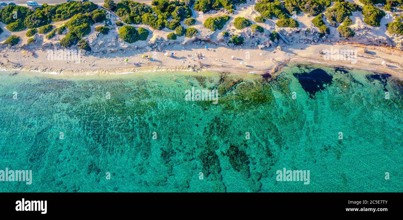 Punta Prosciutto ist ein wunderschöner Küstenabschnitt des Salento, Teil der Gemeinde Porto Cesareo, Region Apulien, Süditalien. Langer Strand Stockfoto