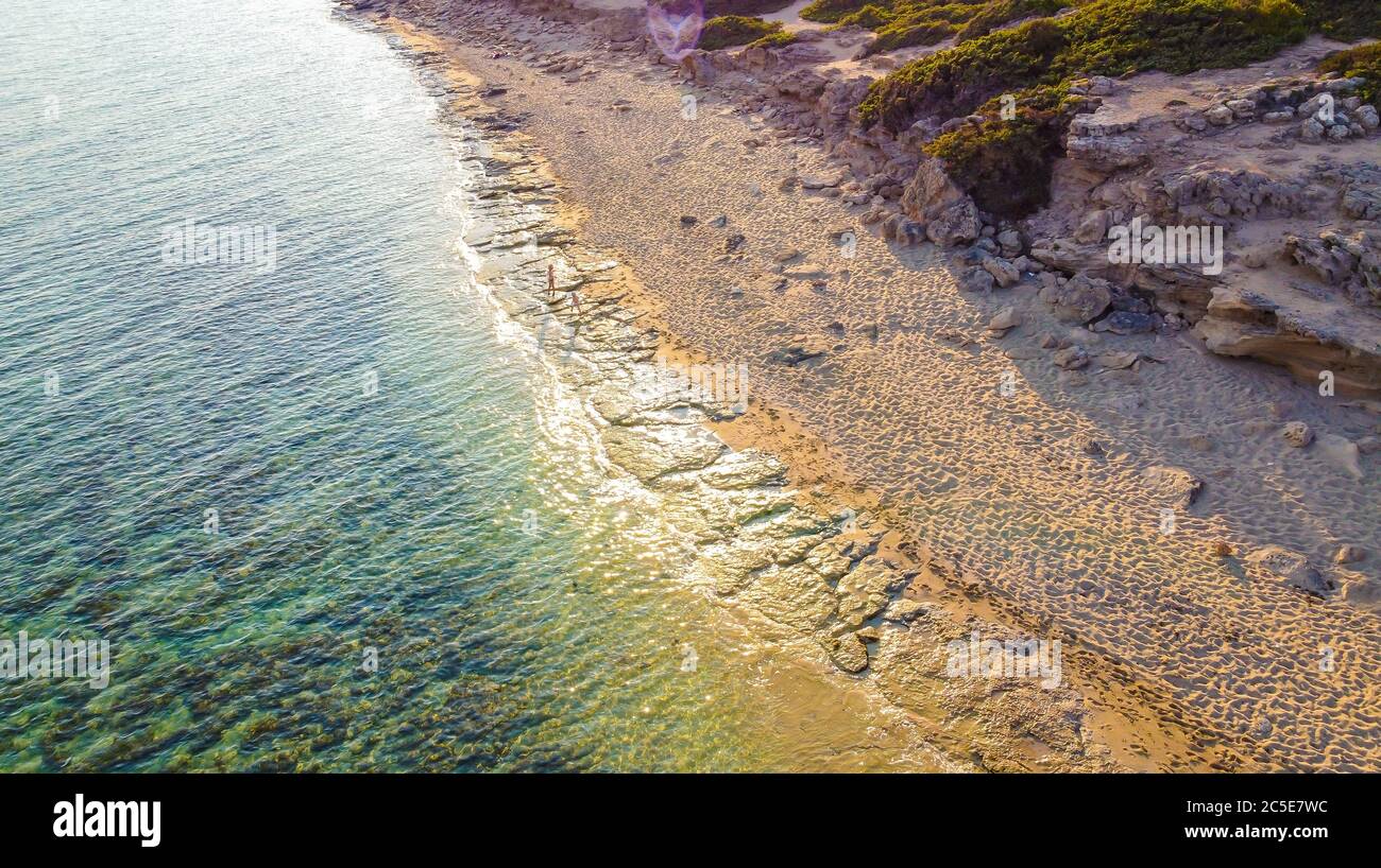 Punta Prosciutto ist ein wunderschöner Küstenabschnitt des Salento, Teil der Gemeinde Porto Cesareo, Region Apulien, Süditalien. Langer Strand Stockfoto