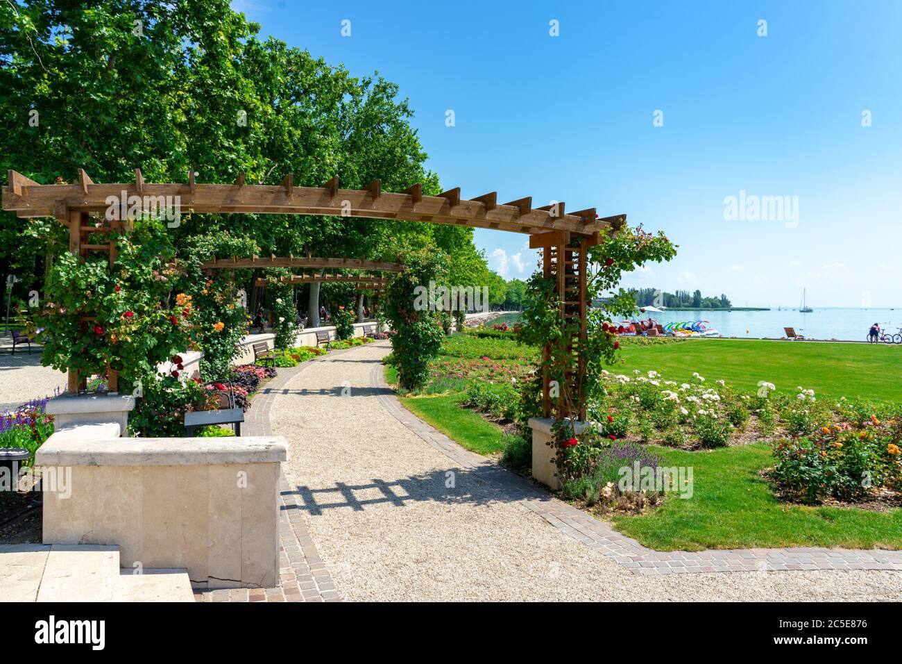 Pergola Laube Pathway Park mit Blumen zum Plattensee in Balatonfüred, Ungarn . Stockfoto