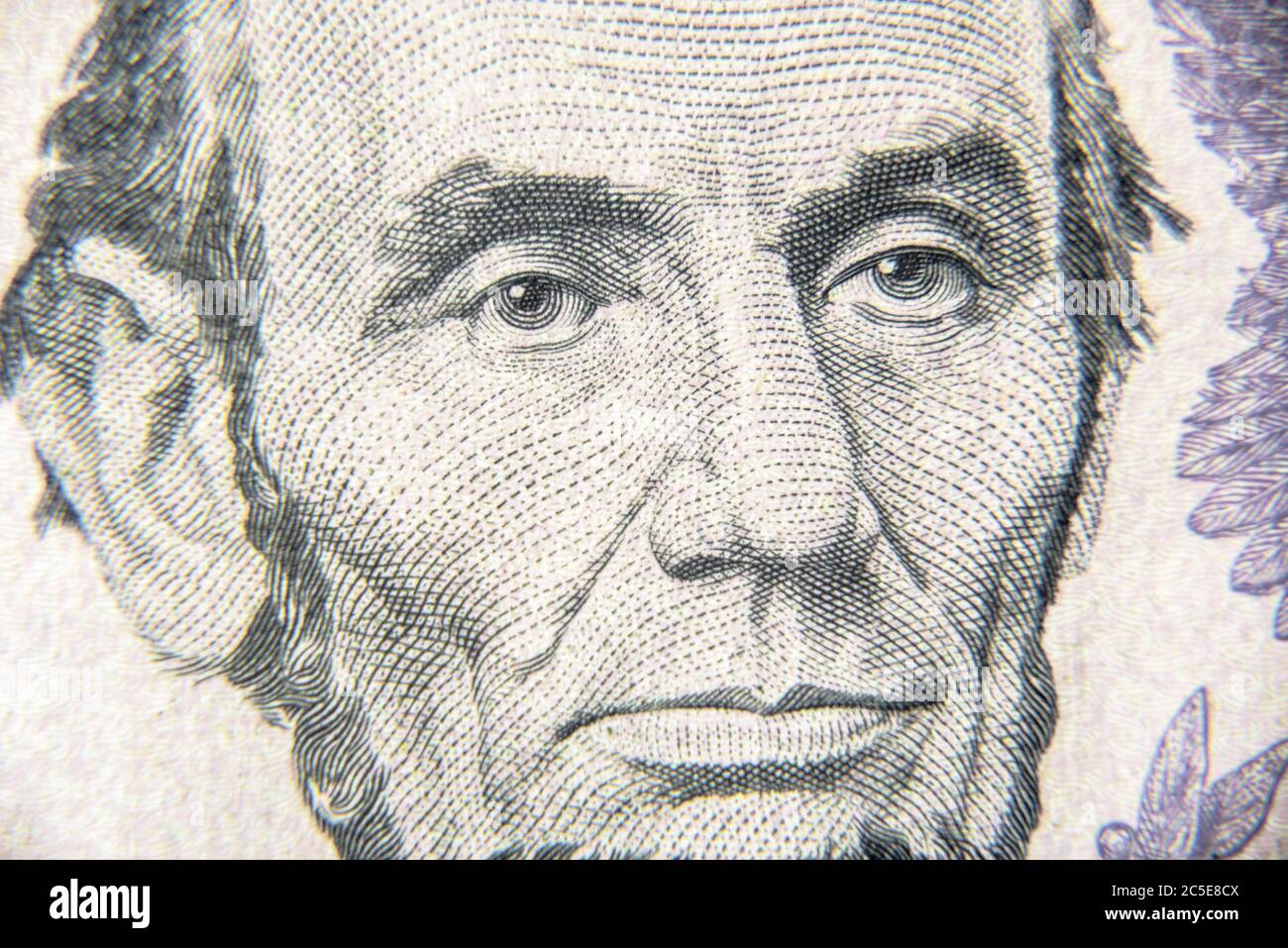 Abraham Abe Lincoln Gesicht auf 5 Dollar-Schein Nahaufnahme. Porträt des berühmten US-Präsidenten auf Dollar-Banknote. Makroansicht des US-Papiergeldes. Detail der neuen c Stockfoto