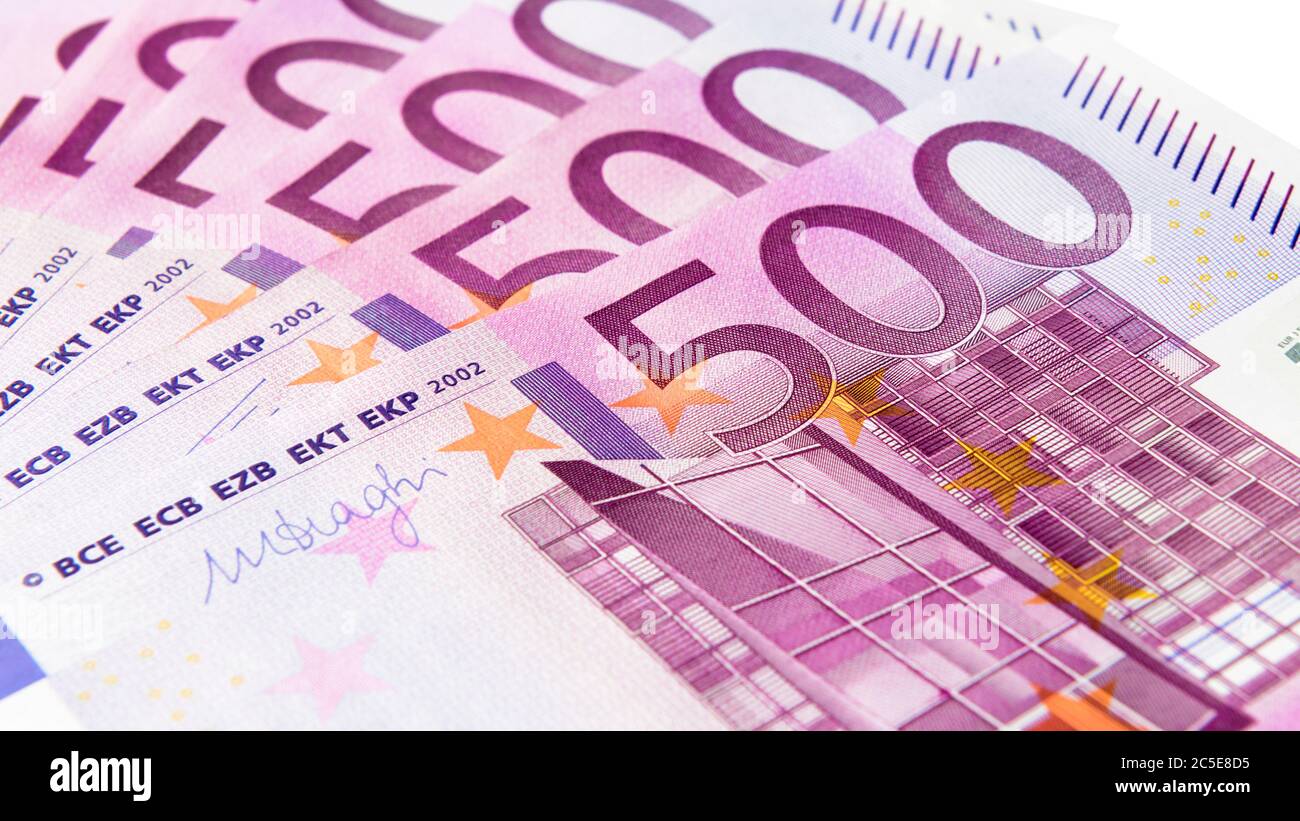 500 Euro Geldscheine wie ein Ventilator isoliert auf weißem Hintergrund. 500 Banknoten der Währung der Europäischen Union. Stapel von Euro-Geld-Cash-Nahaufnahme. Stockfoto
