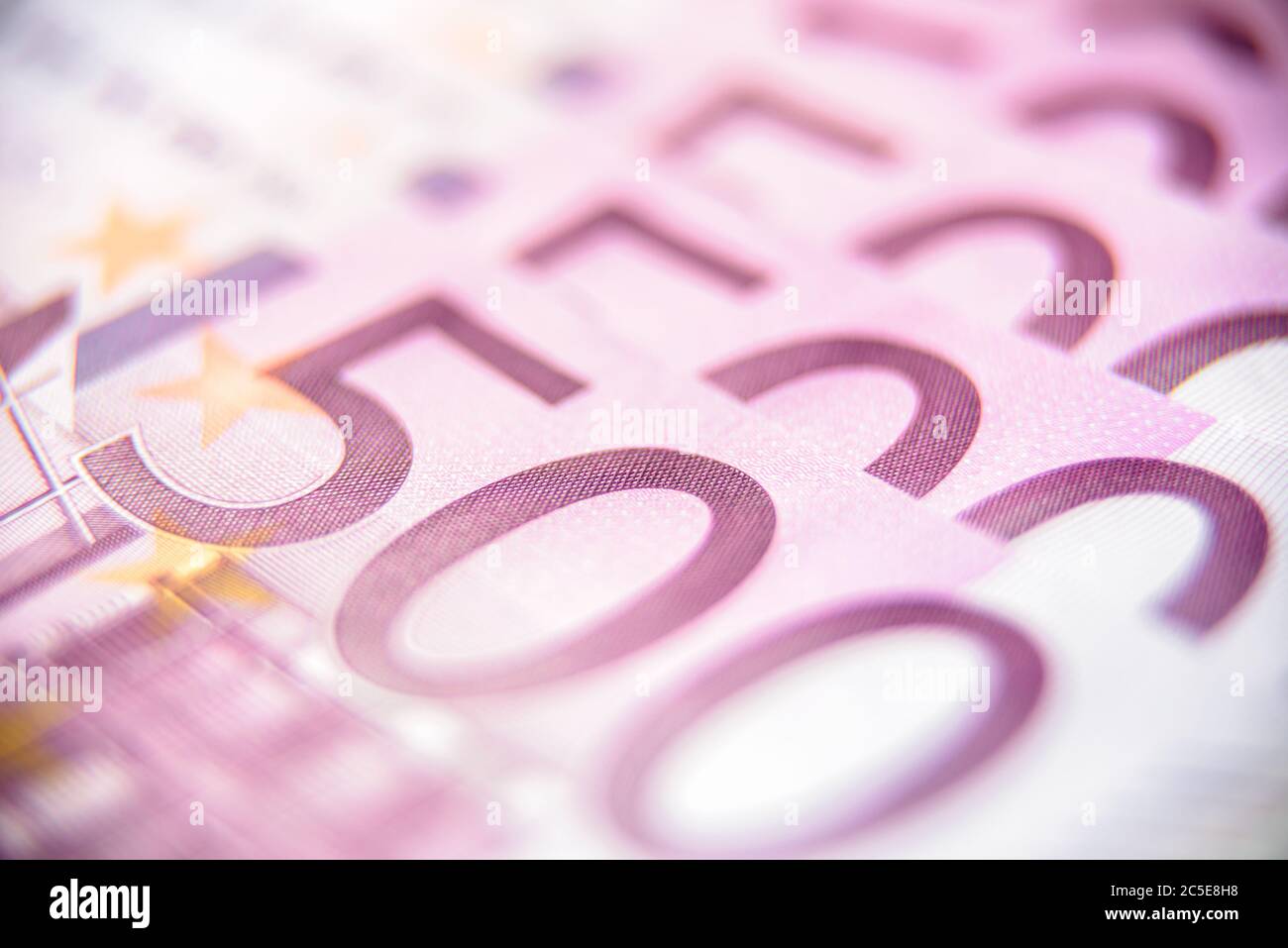 500 Euro Geldscheine aus nächster Nähe. 500 Banknoten der Währung der Europäischen Union. Makroökonomische Ansicht des Euro-Geldgelds als Hintergrund. Konzept der Bank, Aktien Stockfoto