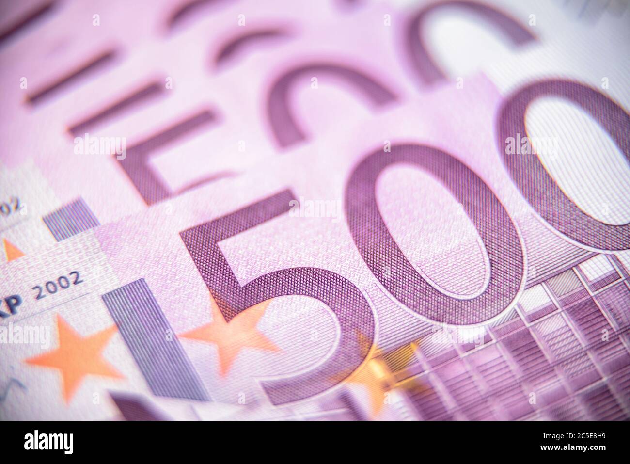 500 Euro Geldscheine aus nächster Nähe. 500 Banknoten der Währung der Europäischen Union. Makroökonomische Ansicht des Euro-Geldgelds als Hintergrund. Konzept der Bank, Aktien Stockfoto