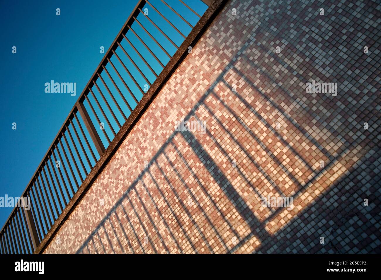 Geländer und U-Bahn-Wand mit klarem blauen Himmel Stockfoto