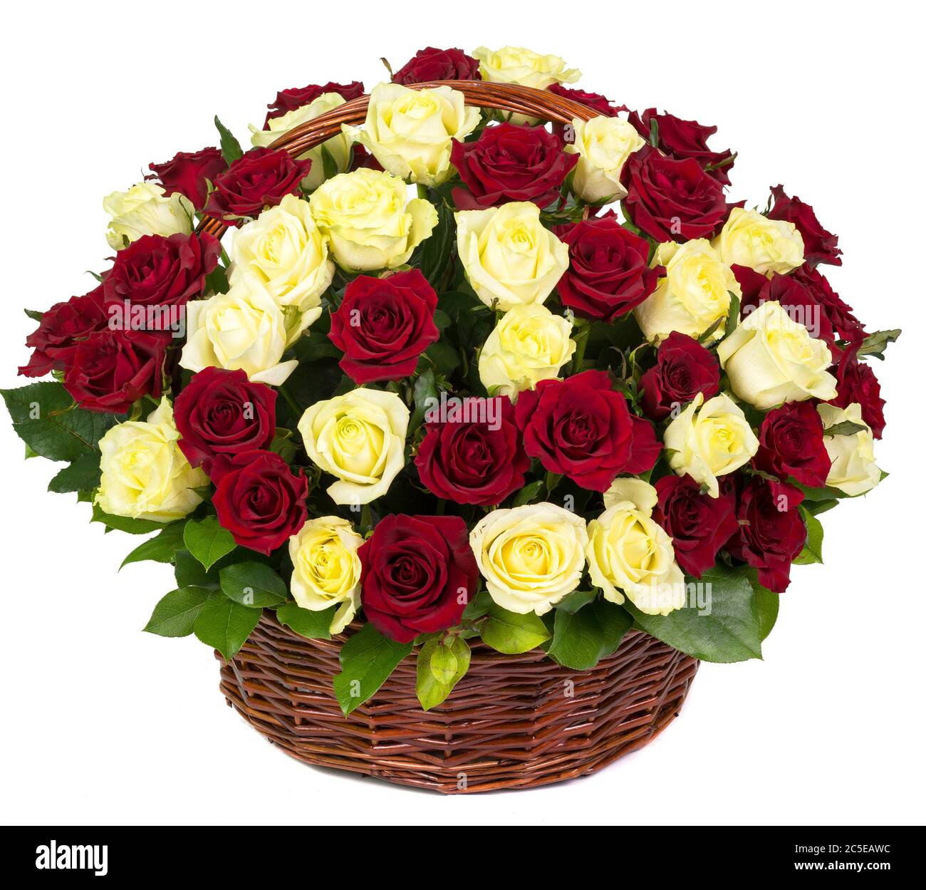 Natürliche rote und gelbe Rosen in einem Korb isoliert auf weißem Hintergrund Stockfoto