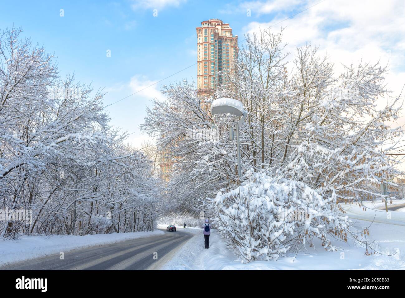 Moskau nach Schneefall, Russland. Landschaftlich schöner Blick auf die Straße und moderne hohe Gebäude. Kälte und Frost im Winter Moskau Stadt. Schöne verschneite Stadtlandschaft. N Stockfoto