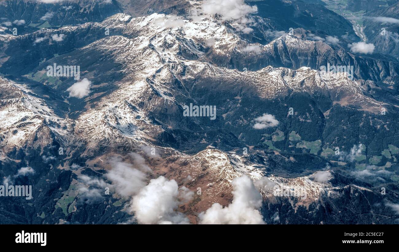 Luftaufnahme der Alpen von einem Flugzeug aus Stockfoto
