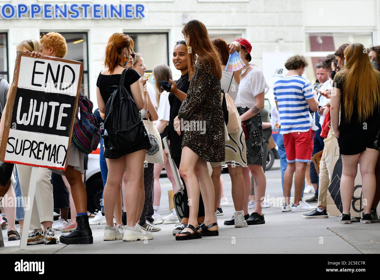 Wien, Österreich. Juli 2020. "Black Movement Austria" fordert eine Demonstration gegen institutionellen Rassismus und Polizeigewalt in Österreich. Quelle: Franz Perc / Alamy Live News Stockfoto