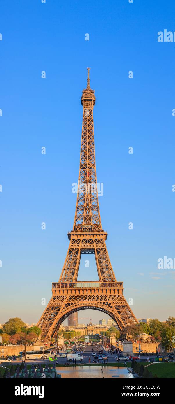 Eiffelturm im Abendlicht Stockfoto