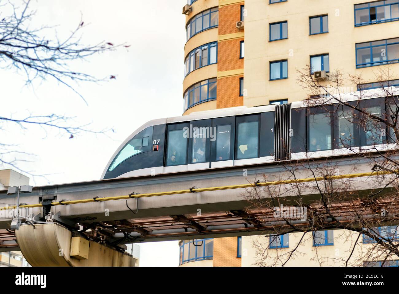 MOSKAU - 7. DEZEMBER 2015: Eine Einschienenbahn fährt über der Straße. Monorail Metro ergänzt herkömmliche U-Bahn. Stockfoto