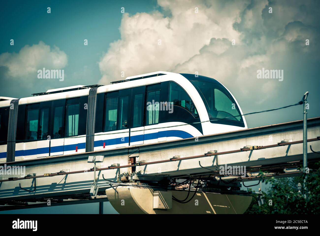 In Moskau, Russland, fährt ein Monorail-Zug in blauem Himmel Stockfoto