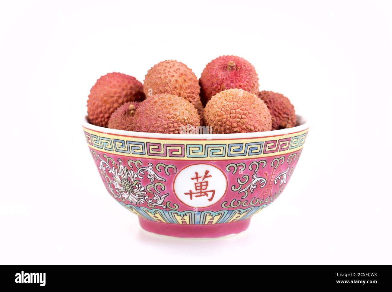Frische Litschis in einer traditionellen chinesischen Schale auf weißem Hintergrund Stockfoto