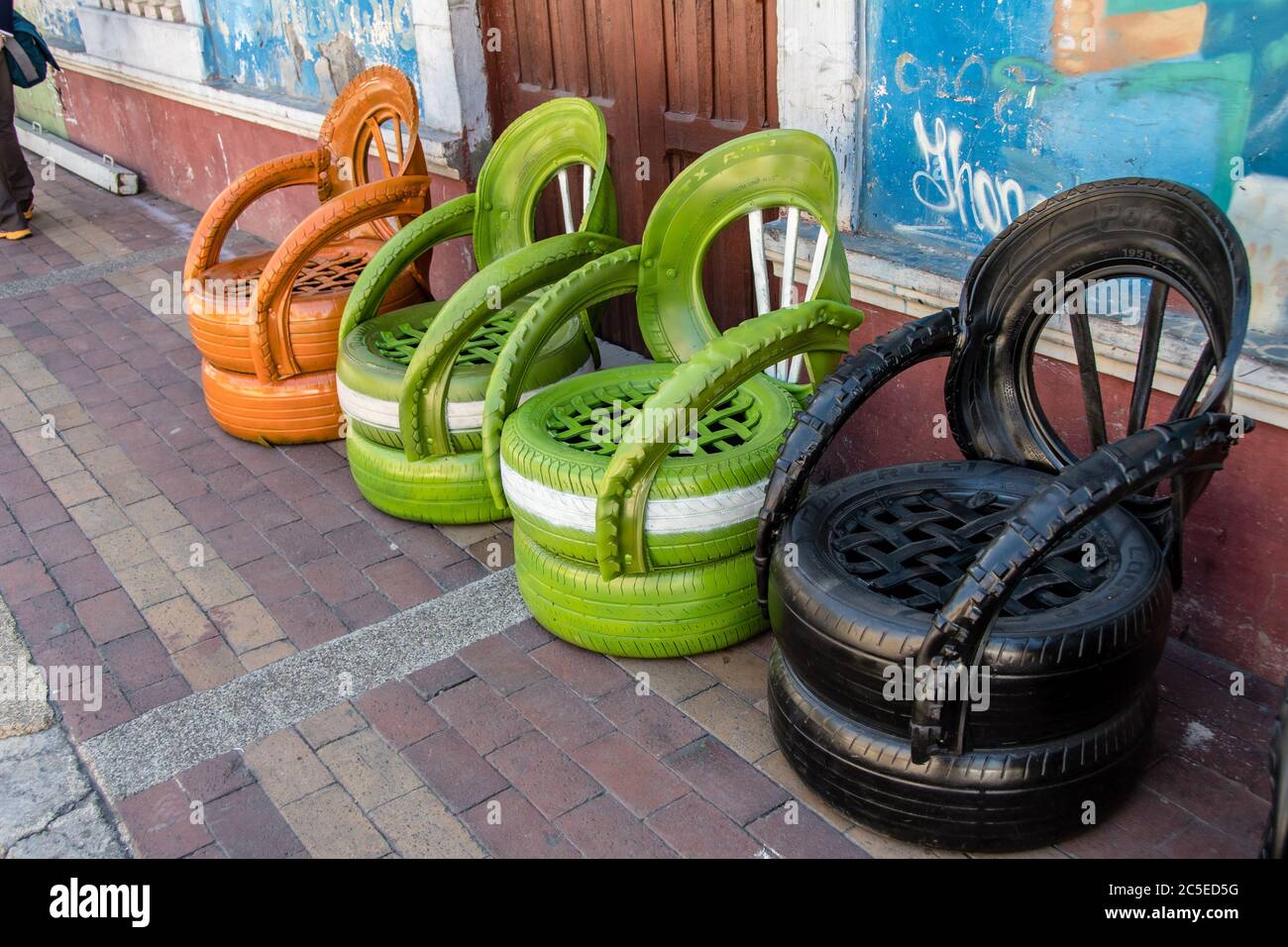 Alte Reifen werden recycelt und wiederverwendet, um schöne Gartenstühle zu schaffen, in Guano, in der Nähe von Riobamba, Ecuador Stockfoto