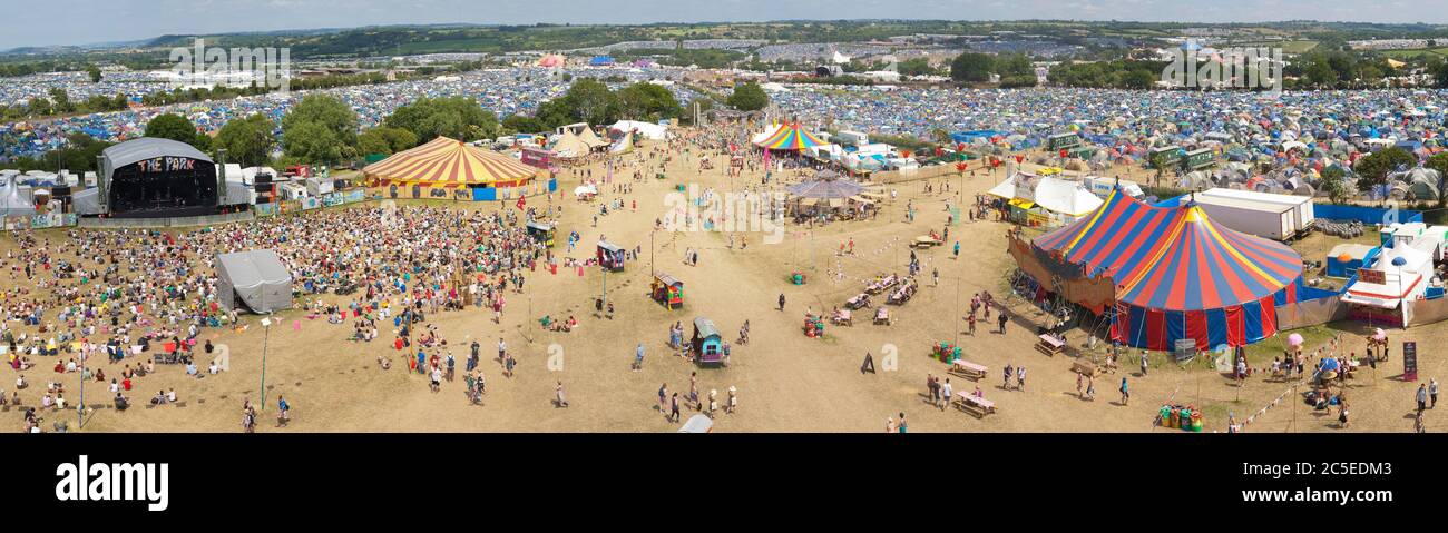 GLASTONBURY, UK - JUNI 25 : Panoramablick auf den Festivalort in Glastonbury, UK am 25. Juni 2010. Aufgenommen vom Ribbon Tower in der Parkbühne Stockfoto