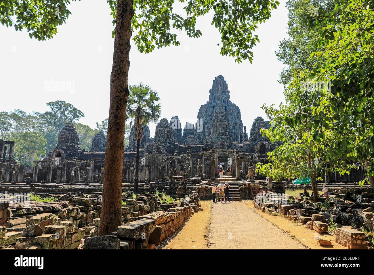 Die Türme am Eingang zum Bayon am Tempelkomplex Angkor Thom, Siem Reap, Kambodscha, Asien Stockfoto