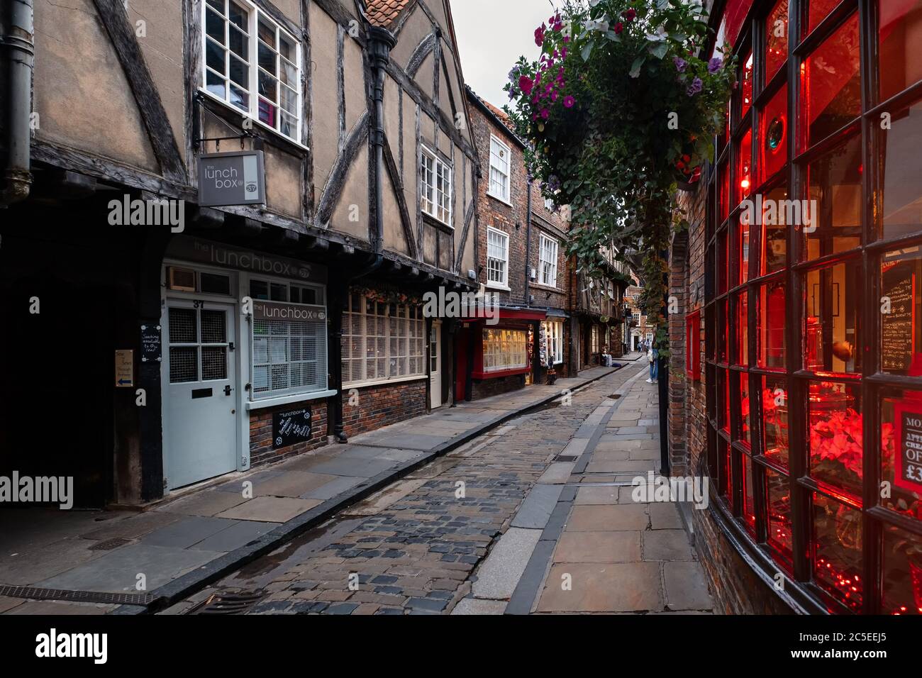 Die alte mittelalterliche Straße, bekannt als die Shambles, eine der wichtigsten touristischen Attraktionen in der englischen Stadt York Stockfoto